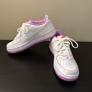 Nike Air Force 1 Low
Contrast Stitch Fuchsia Glow 
Size 5.5Y/7W